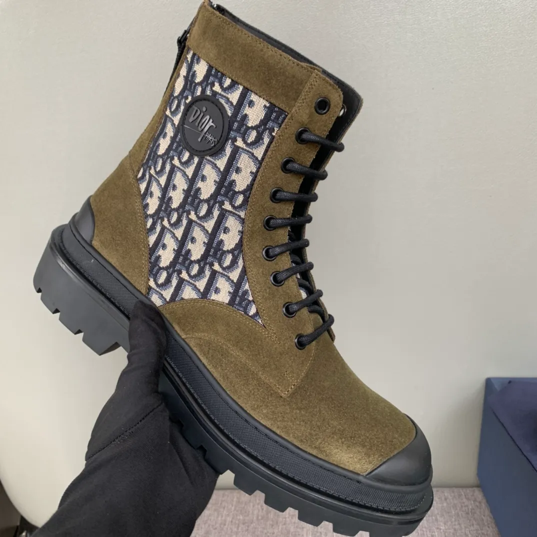 [DIOR] Top P: 920💰 Number of yards: 39~44 (38.45 custom-made, non-refundable) Dior Dior~ Winter series, original 1:1 development Casual men's leather shoes Made with heavy investment, shoes and boots are made of imported cowhide + imported Dior special fabric Not easily deformed black cowhide lining Dior large hardware inlay Original TPU vacuum outsole, black cowhide Black open edge beads Military green suede Black suede Khaki suede leather is crafted by a large factory, and the perfect product is only prepared for you who know your taste! Any comparisons are welcome.